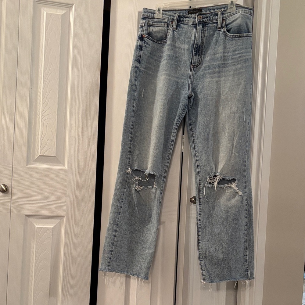 Silver Jeans Highly Desirable distressed denim in size 30 with 28 inseam